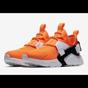 NIKE AIR HUARACHE CITY LOW JUST DO IT